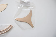 LOT #103 - bundle of metal plate. craft clearout, sewing